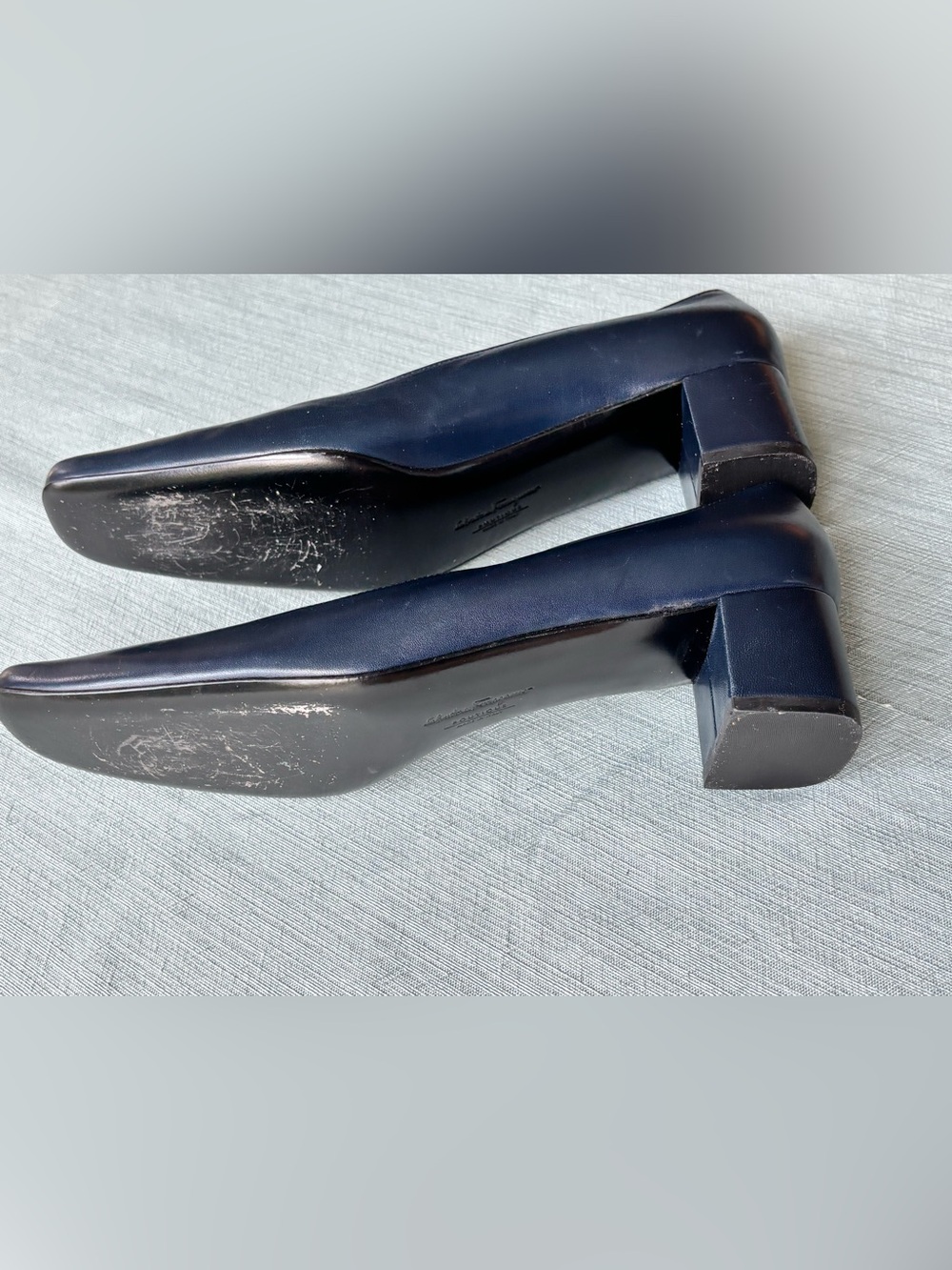 Vintage Salvatore Ferragamo Navy Leather Block Heel Pumps 8 narrow - Picture 9 of 12